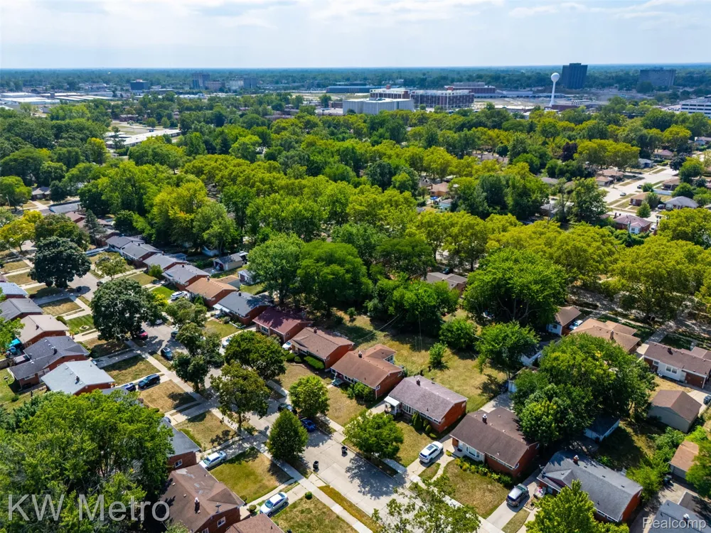 22011 Whitmore Street Oak Park City, MI 48237