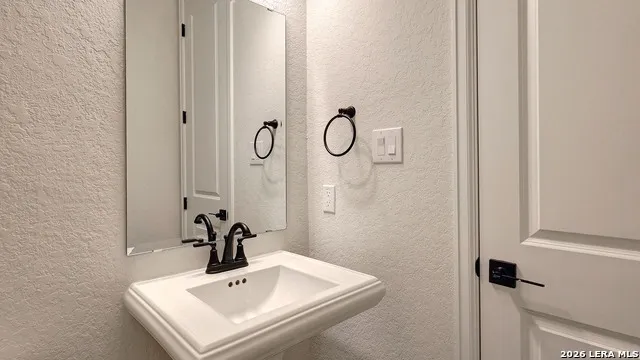 124 Pin Oak Castroville, TX 78009