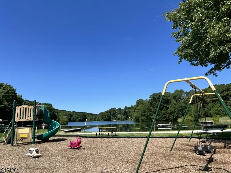 1 Ridgeview Ct Vernon, NJ 07422