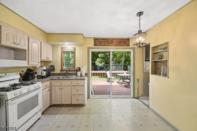 1 Ridgeview Ct Vernon, NJ 07422