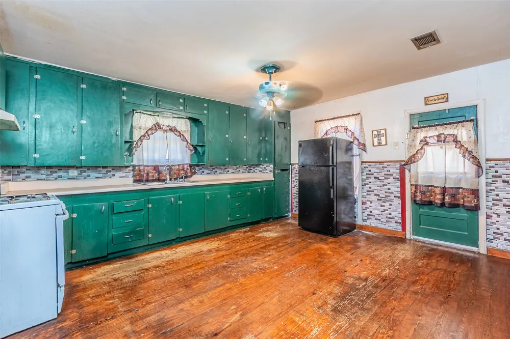 200 4th Street Kerens, TX 75144