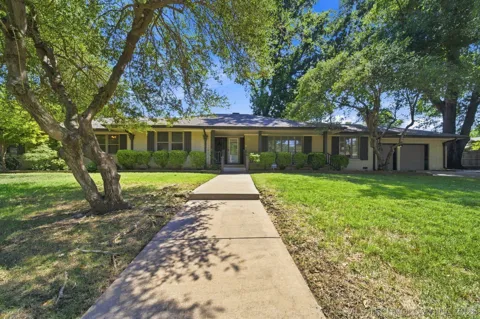 2706 E 57th Street