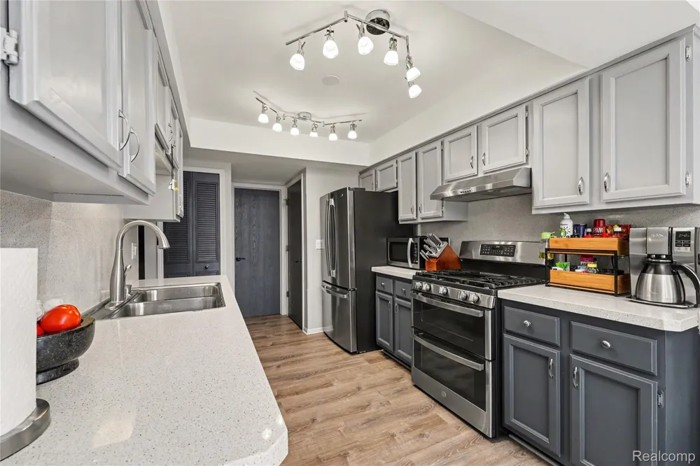 412 Meadow Bridge Drive Rochester Hills City, MI 48307