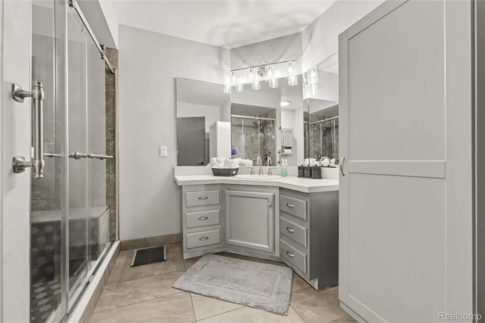 412 Meadow Bridge Drive Rochester Hills City, MI 48307