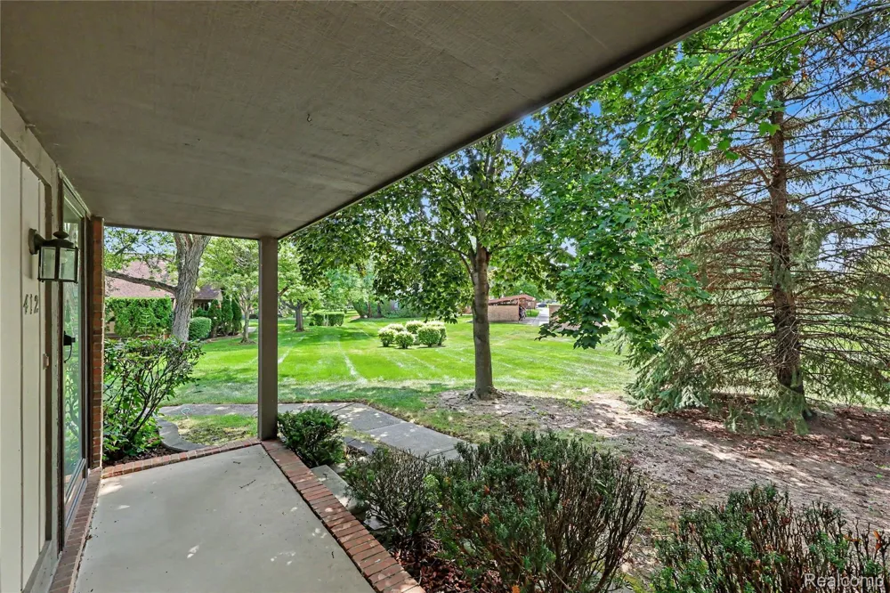 412 Meadow Bridge Drive Rochester Hills City, MI 48307