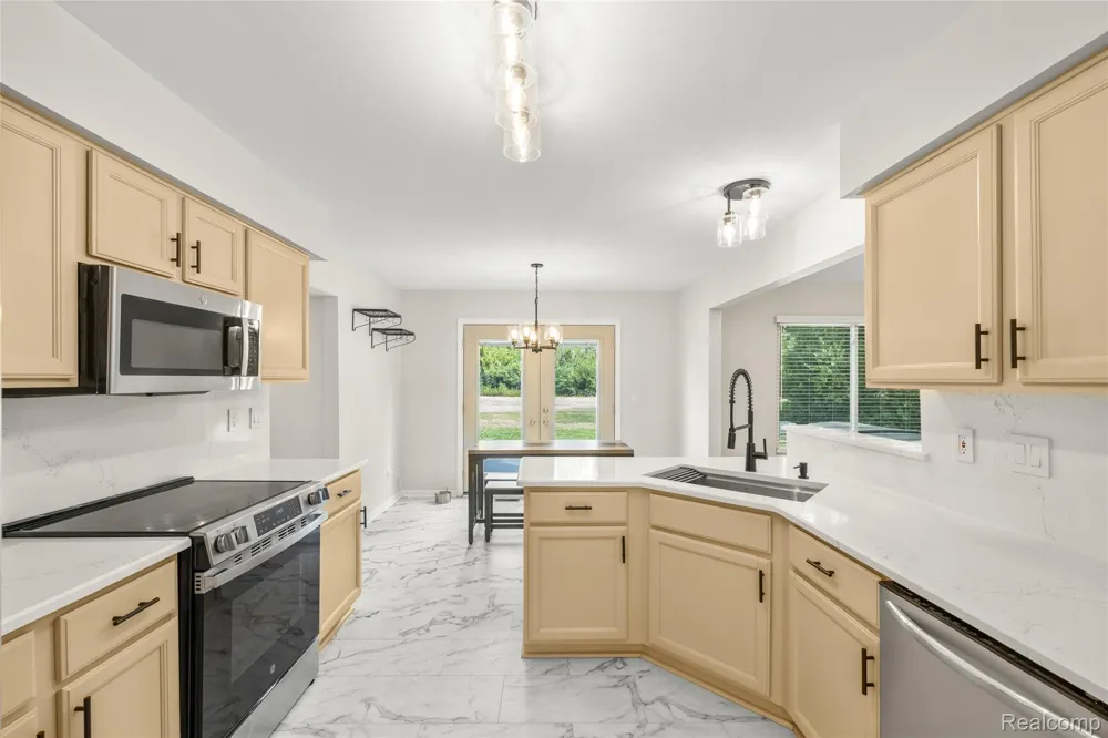 384 Stonehenge Drive Canton Charter Township, MI 48188