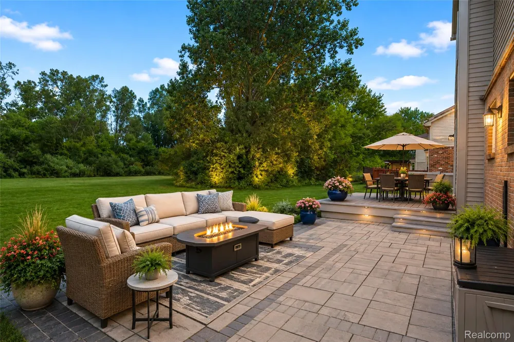 384 Stonehenge Drive Canton Charter Township, MI 48188