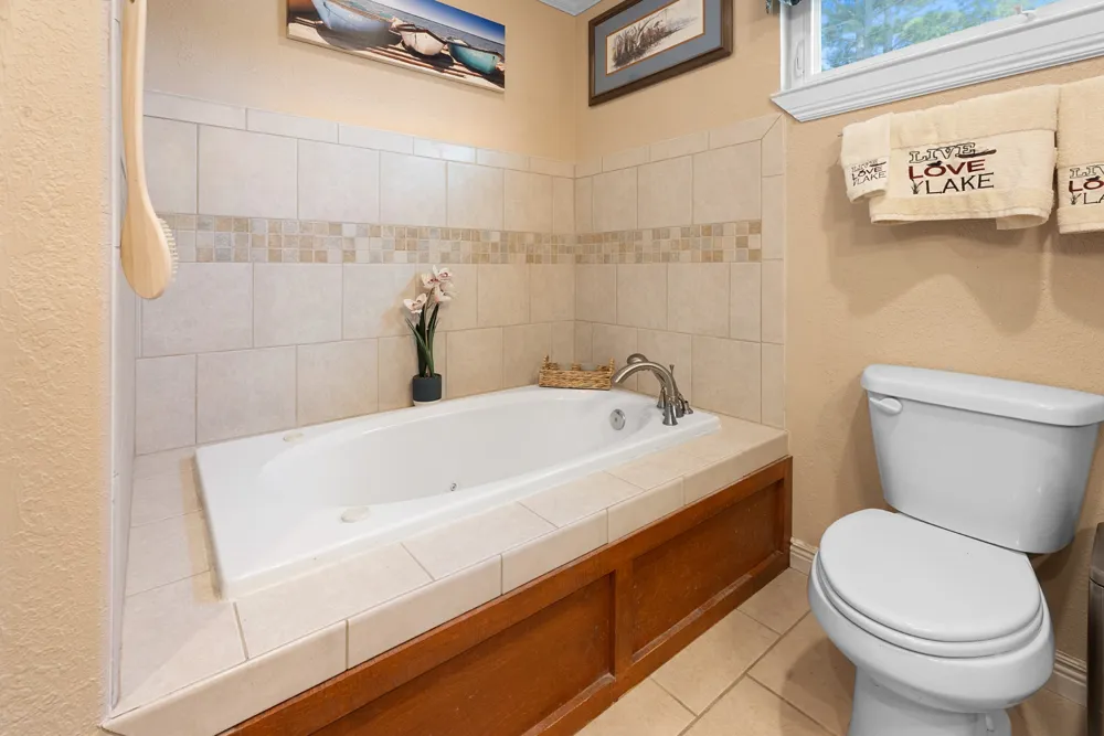 1068 Lakeside Fort Towson, OK 74735