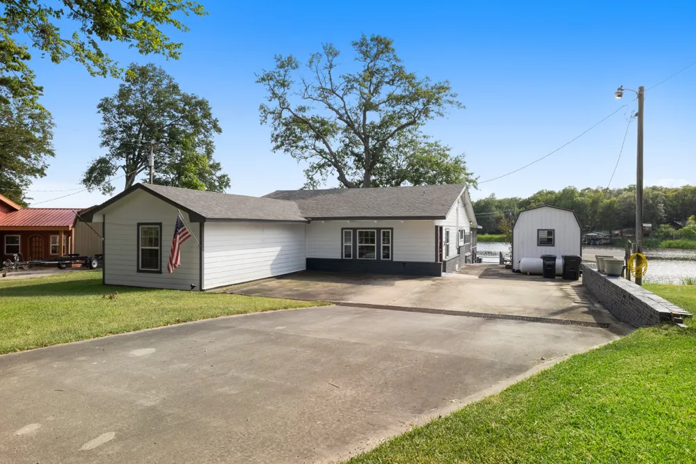 1068 Lakeside Fort Towson, OK 74735