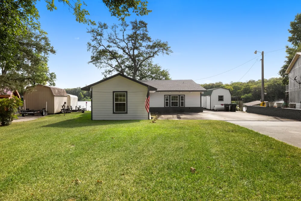 1068 Lakeside Fort Towson, OK 74735