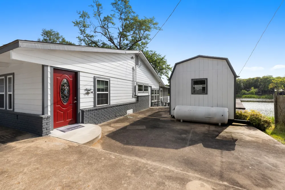 1068 Lakeside Fort Towson, OK 74735