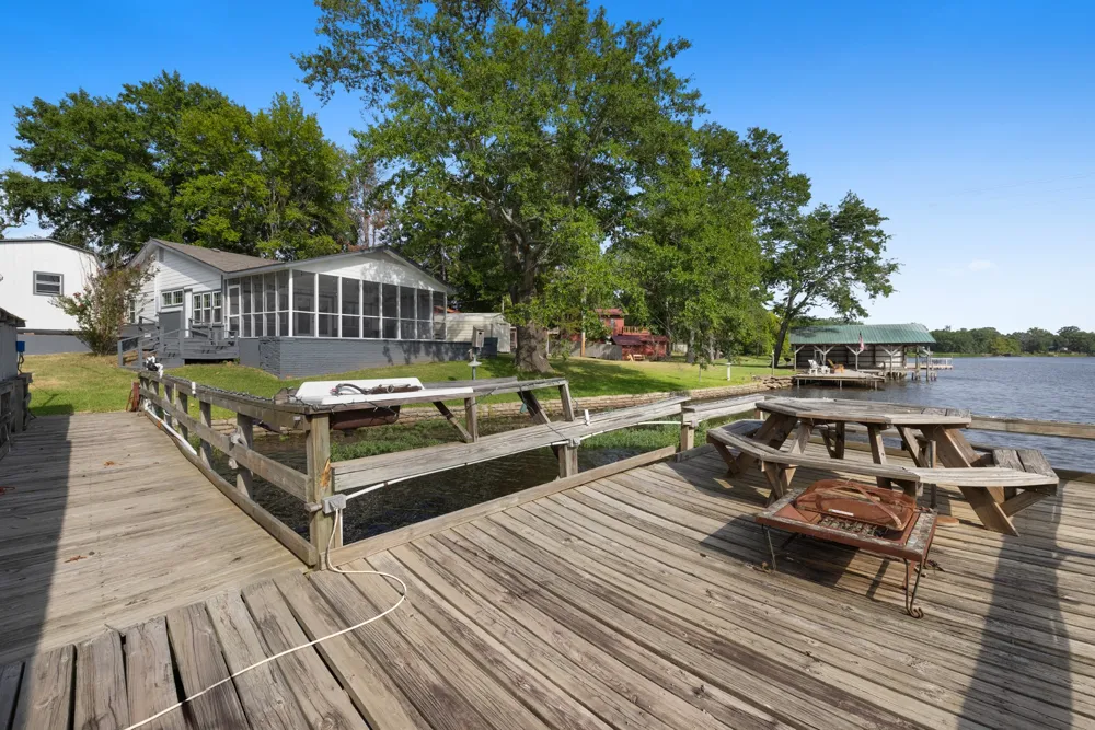 1068 Lakeside Fort Towson, OK 74735
