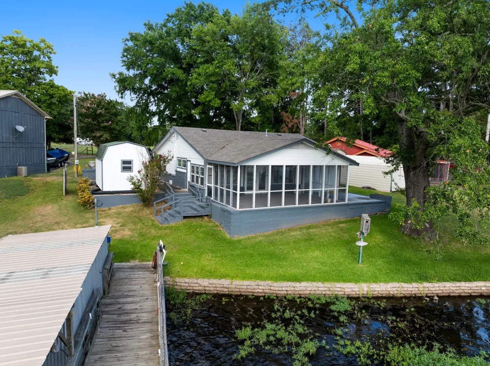1068 Lakeside Fort Towson, OK 74735