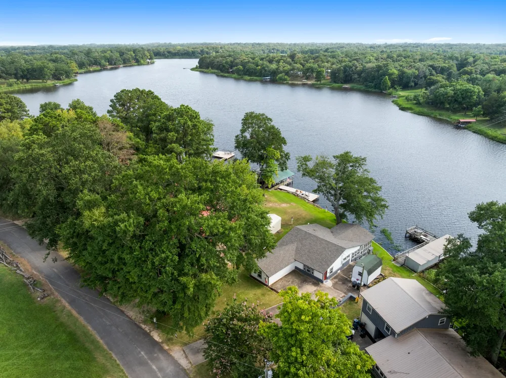 1068 Lakeside Fort Towson, OK 74735