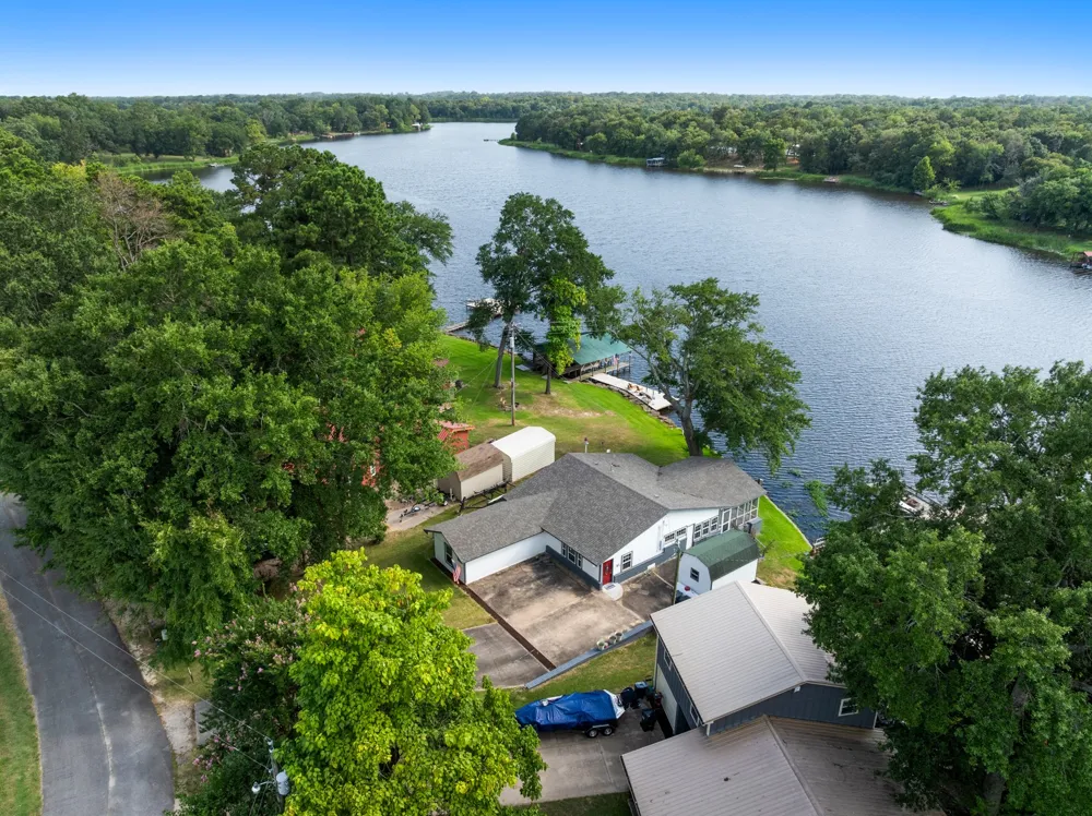 1068 Lakeside Fort Towson, OK 74735