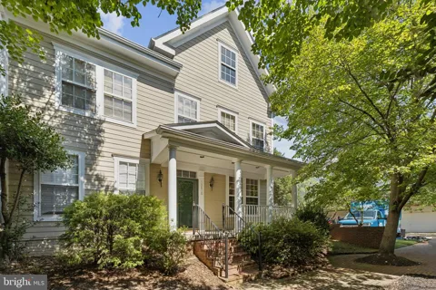 13810 CUSTIS SQUARE