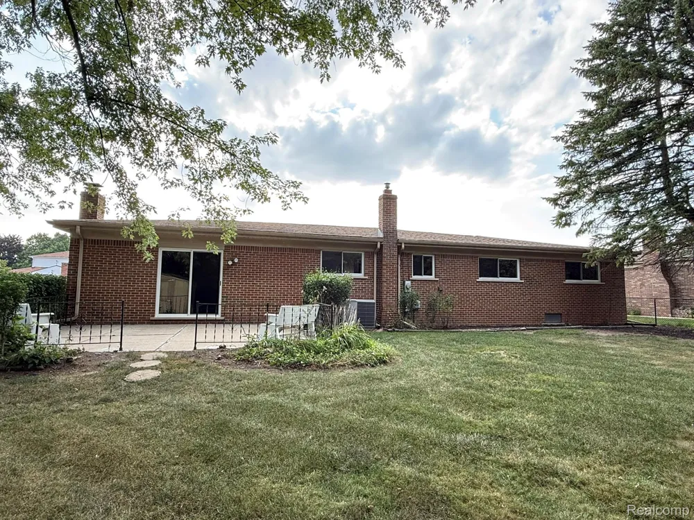 39232 Donahue Drive Clinton Charter Township, MI 48038