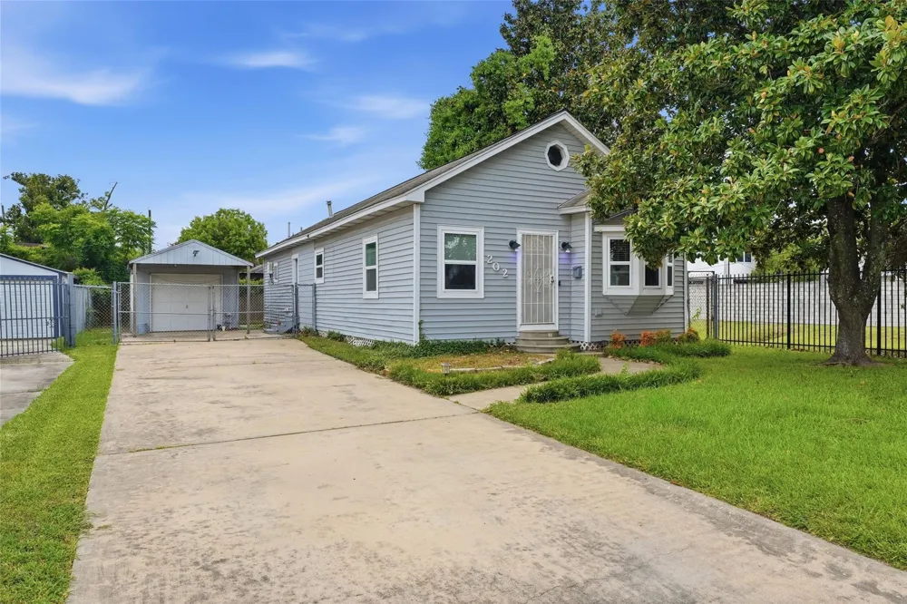 202 E 34th Street Houston, TX 77018