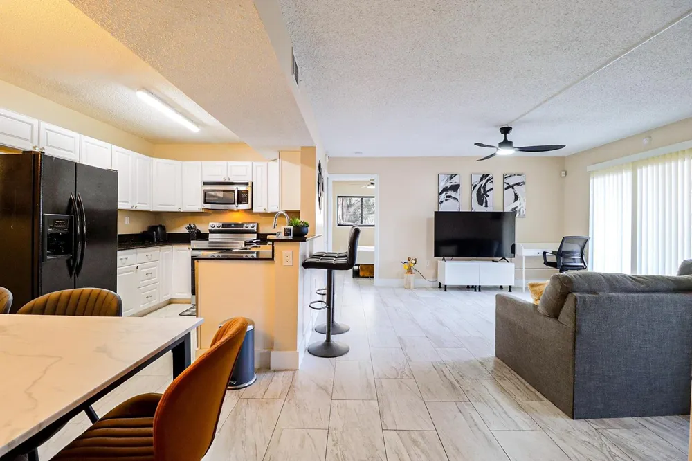 450 PALM CIRCLE W #106 Pembroke Pines, FL 33025