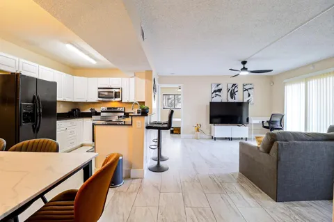 450 PALM CIRCLE W #106