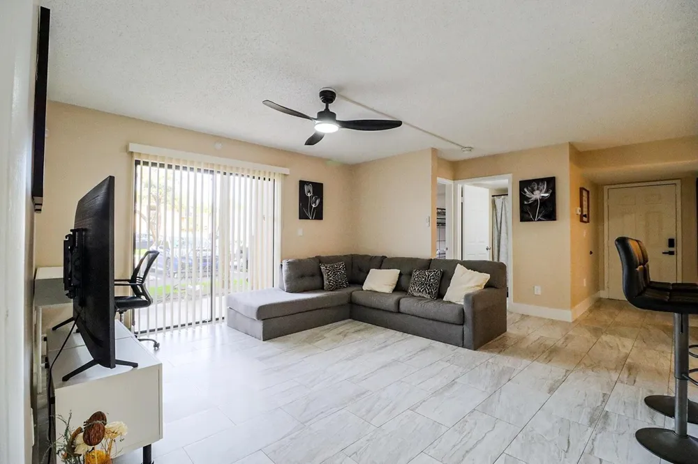 450 PALM CIRCLE W #106 Pembroke Pines, FL 33025