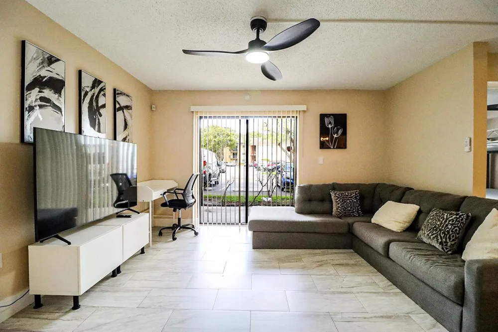 450 PALM CIRCLE W #106 Pembroke Pines, FL 33025