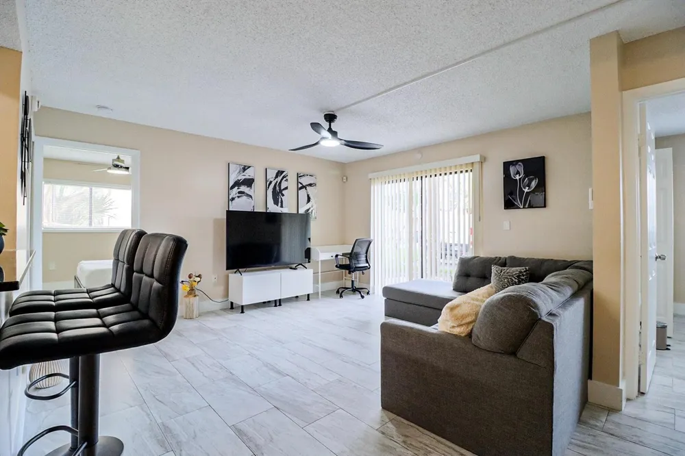 450 PALM CIRCLE W #106 Pembroke Pines, FL 33025