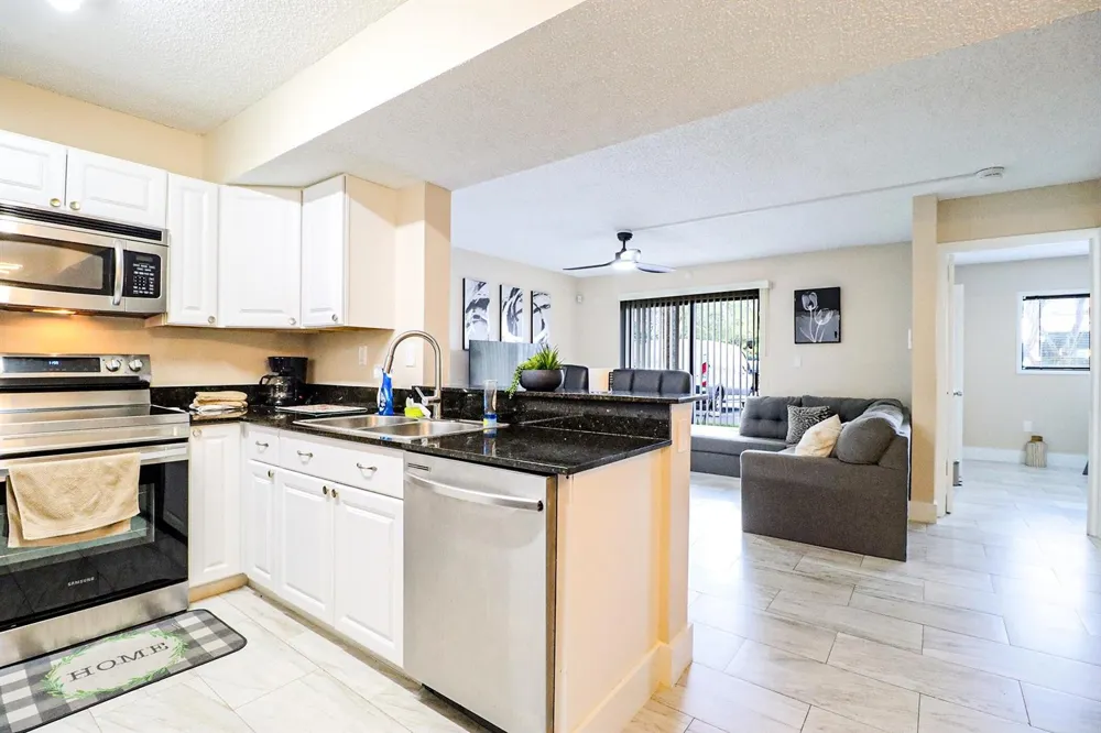 450 PALM CIRCLE W #106 Pembroke Pines, FL 33025