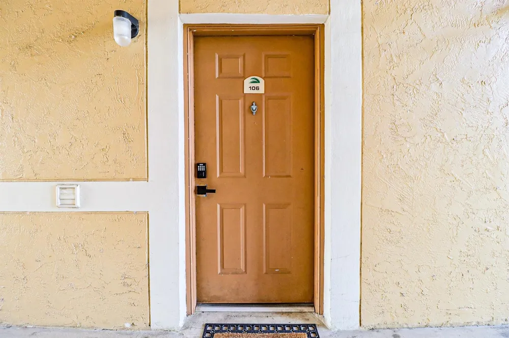 450 PALM CIRCLE W #106 Pembroke Pines, FL 33025