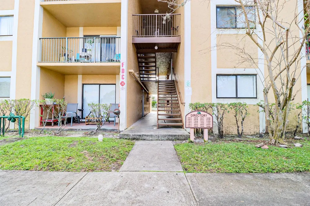 450 PALM CIRCLE W #106 Pembroke Pines, FL 33025