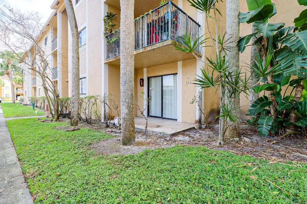 450 PALM CIRCLE W #106 Pembroke Pines, FL 33025