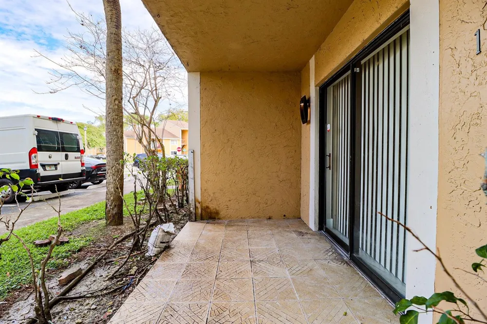 450 PALM CIRCLE W #106 Pembroke Pines, FL 33025