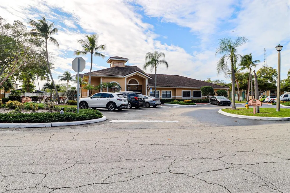 450 PALM CIRCLE W #106 Pembroke Pines, FL 33025