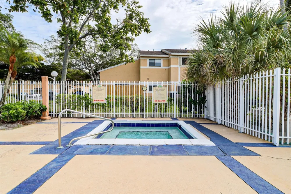 450 PALM CIRCLE W #106 Pembroke Pines, FL 33025