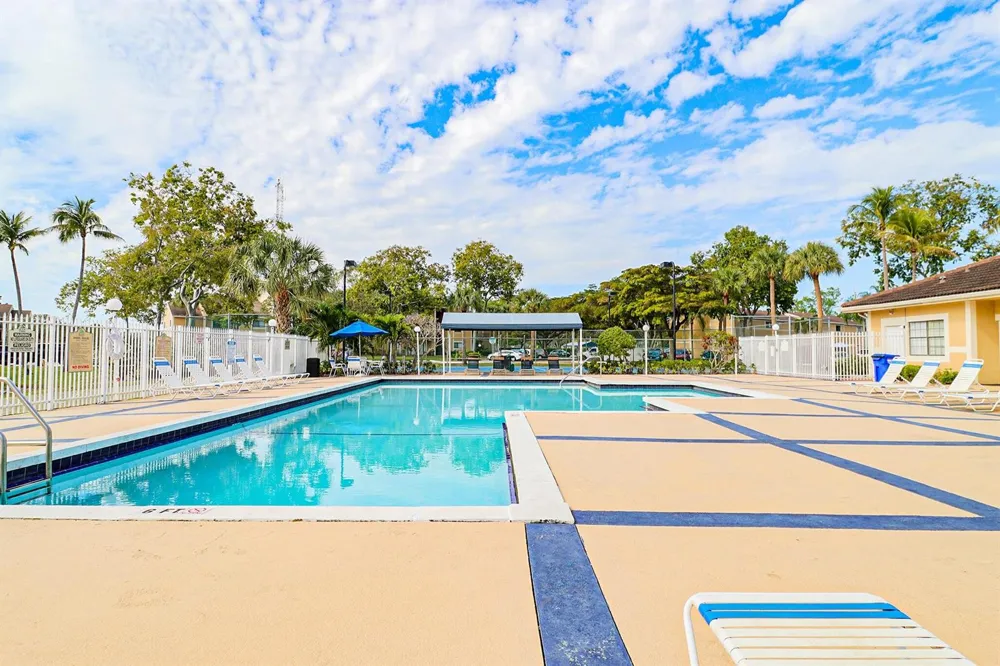 450 PALM CIRCLE W #106 Pembroke Pines, FL 33025