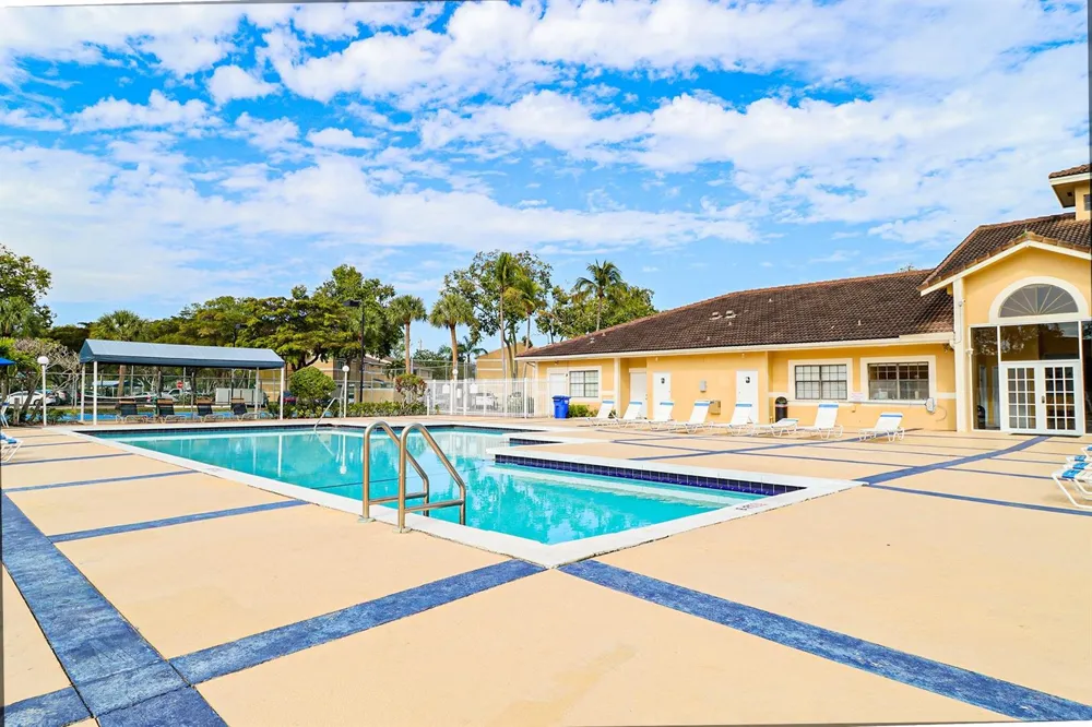 450 PALM CIRCLE W #106 Pembroke Pines, FL 33025
