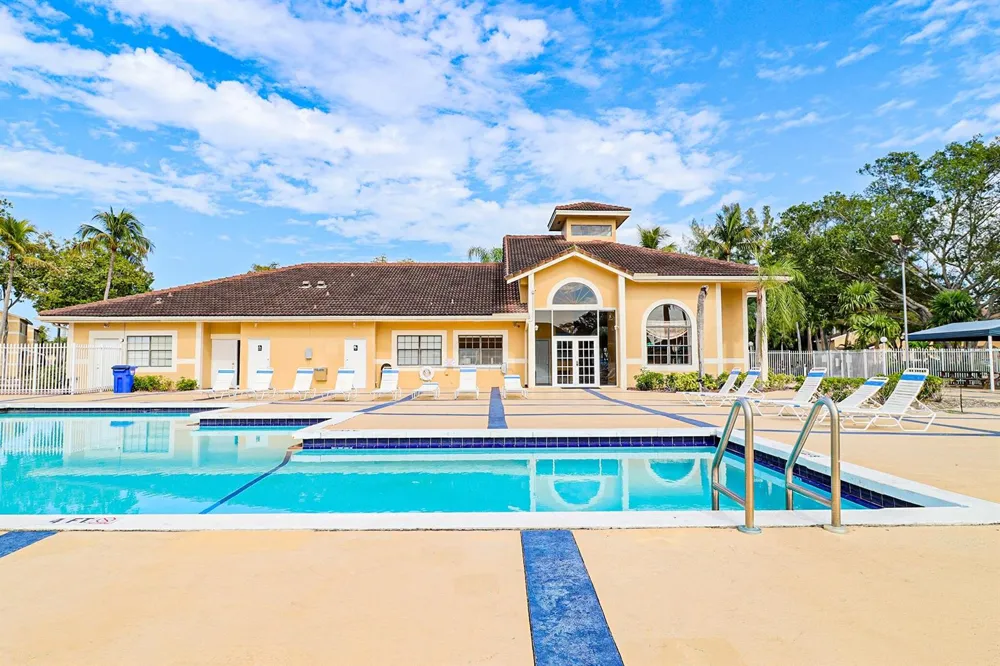 450 PALM CIRCLE W #106 Pembroke Pines, FL 33025