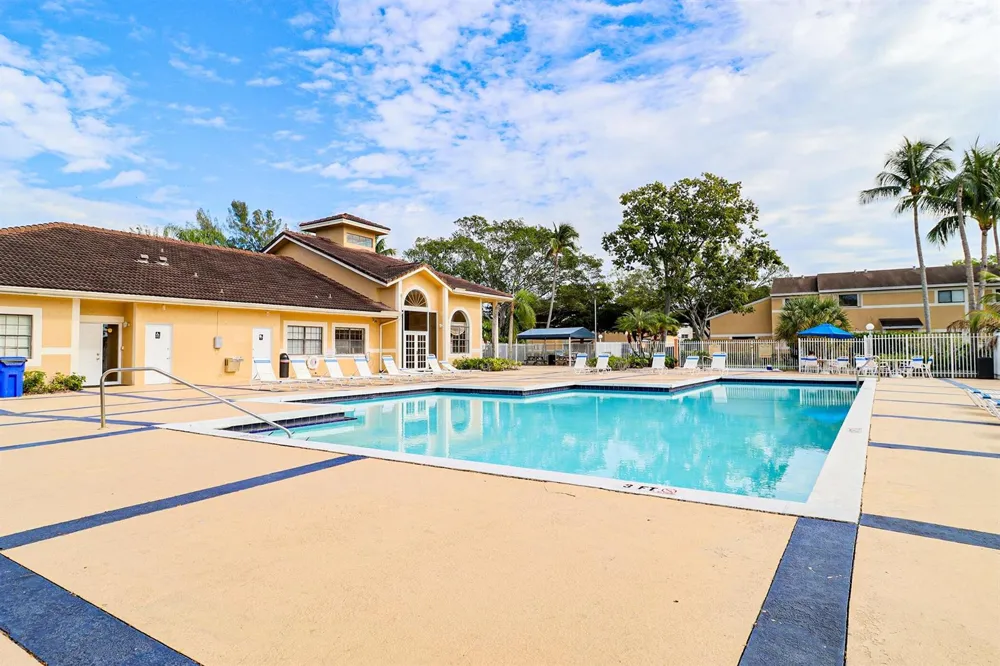 450 PALM CIRCLE W #106 Pembroke Pines, FL 33025