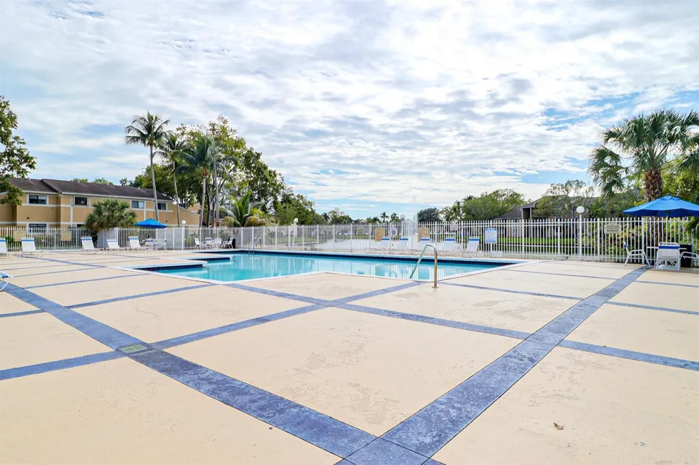 450 PALM CIRCLE W #106 Pembroke Pines, FL 33025