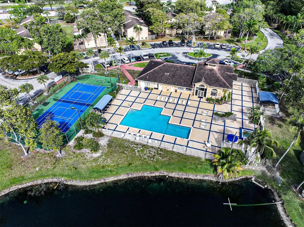 450 PALM CIRCLE W #106 Pembroke Pines, FL 33025