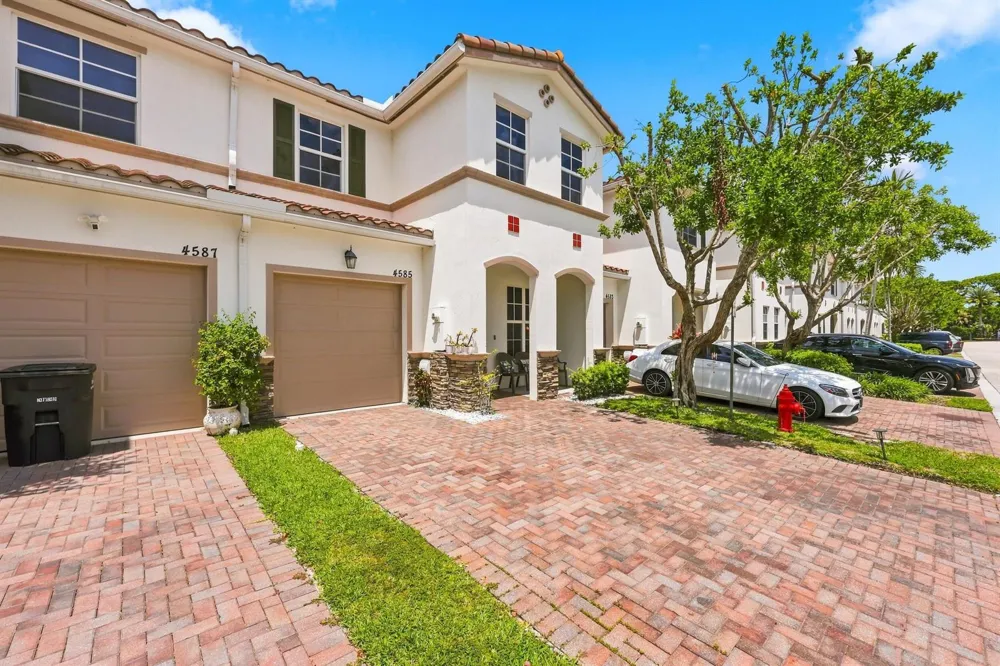 4585 Tara Cove Way West Palm Beach, FL 33417