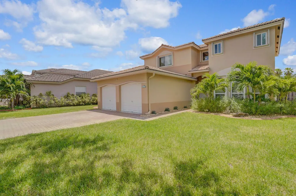 317 E Garden Cove Circle Davie, FL 33325