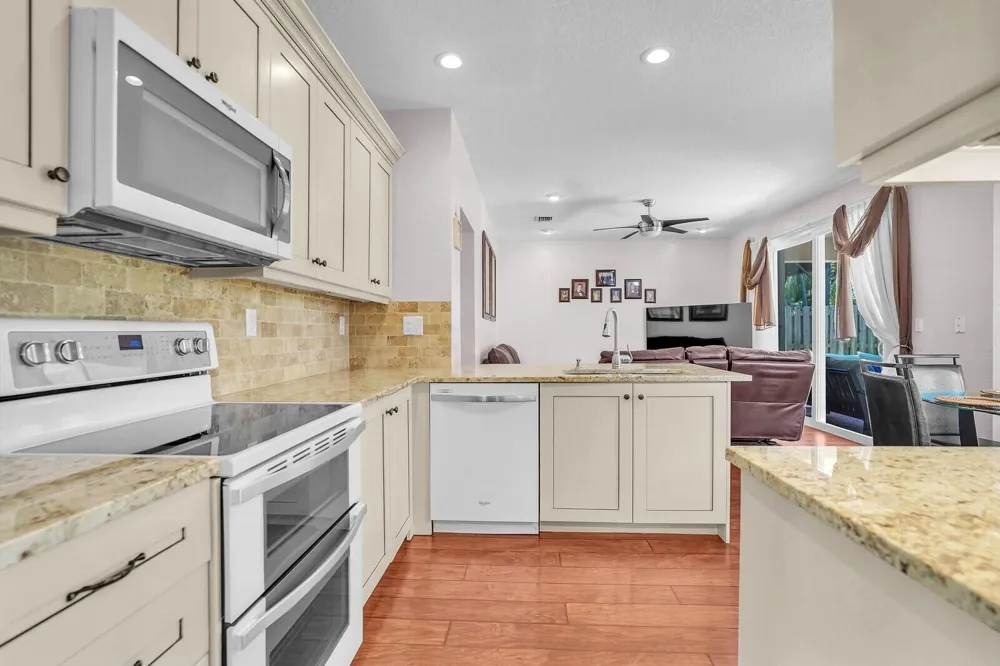 317 E Garden Cove Circle Davie, FL 33325