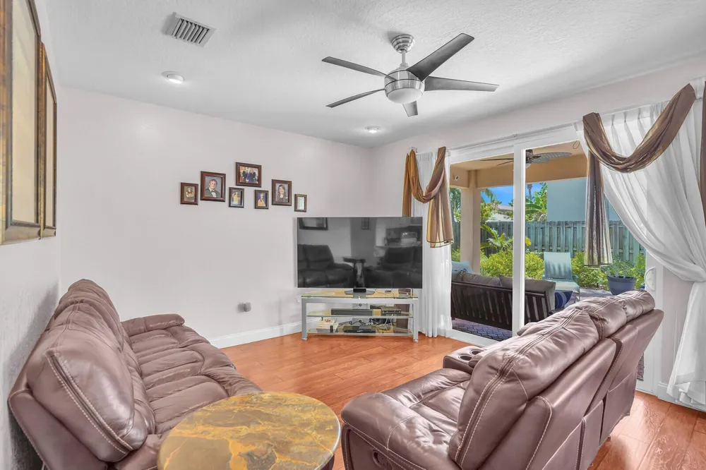 317 E Garden Cove Circle Davie, FL 33325