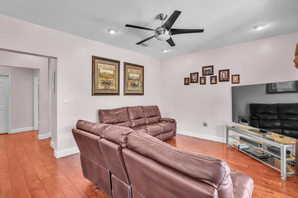 317 E Garden Cove Circle Davie, FL 33325