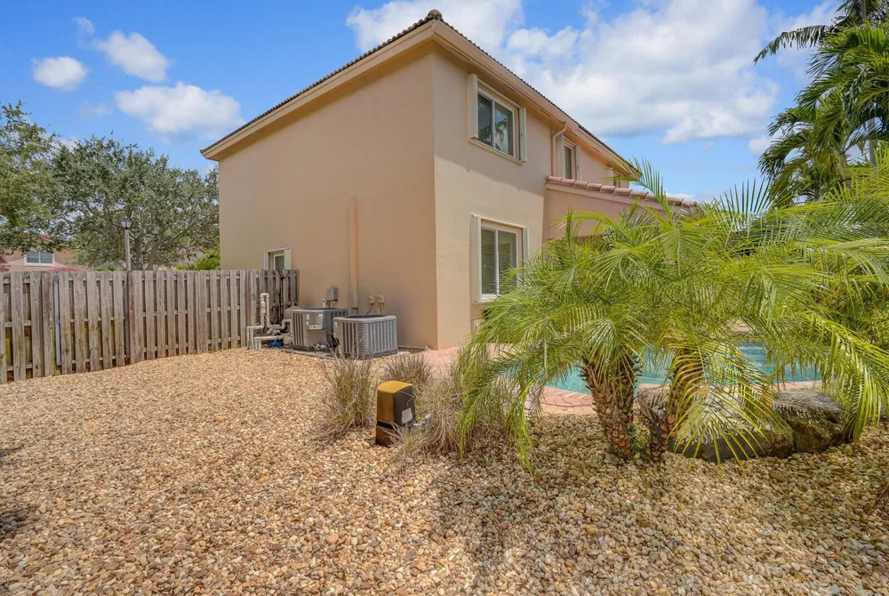 317 E Garden Cove Circle Davie, FL 33325