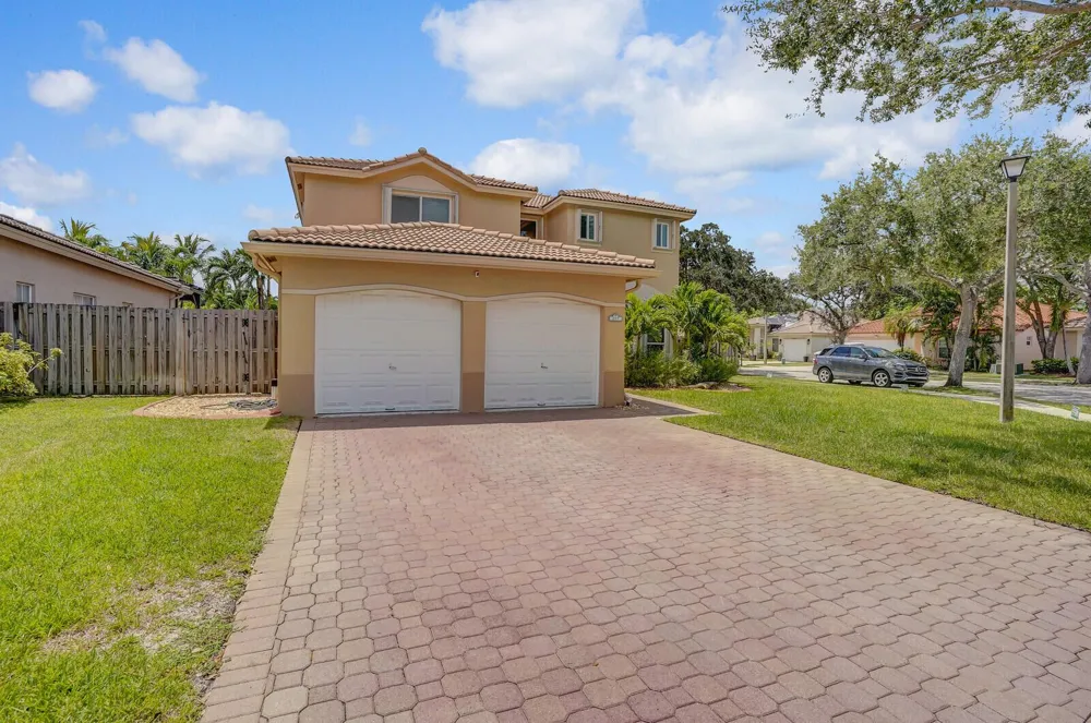 317 E Garden Cove Circle Davie, FL 33325