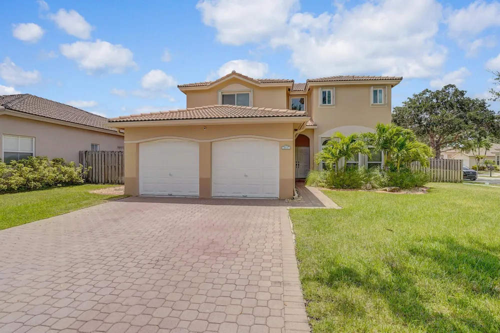 317 E Garden Cove Circle Davie, FL 33325