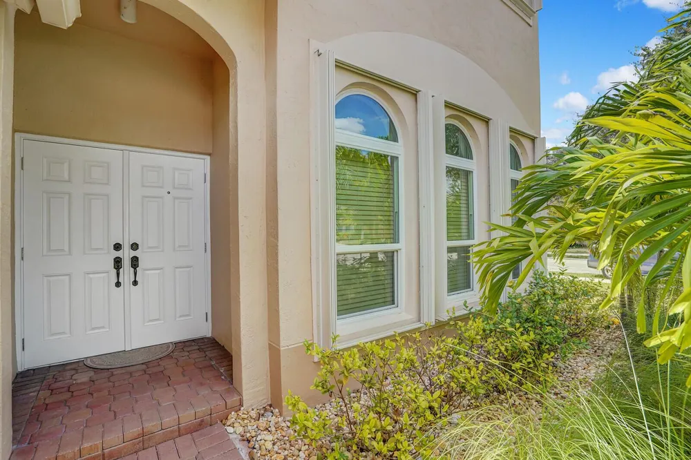 317 E Garden Cove Circle Davie, FL 33325