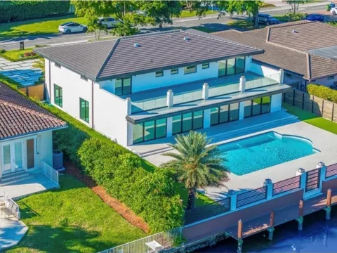 406 Holiday Dr